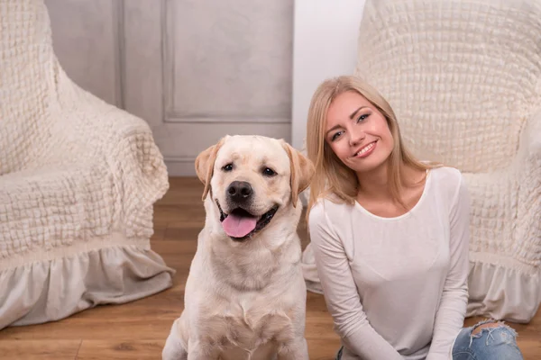 Piękna blond dziewczyna z Labrador Retriever — Zdjęcie stockowe