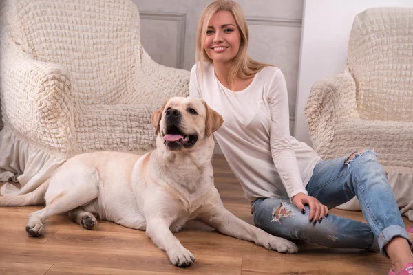 Menina loira bonita com Labrador Retriever — Fotografia de Stock