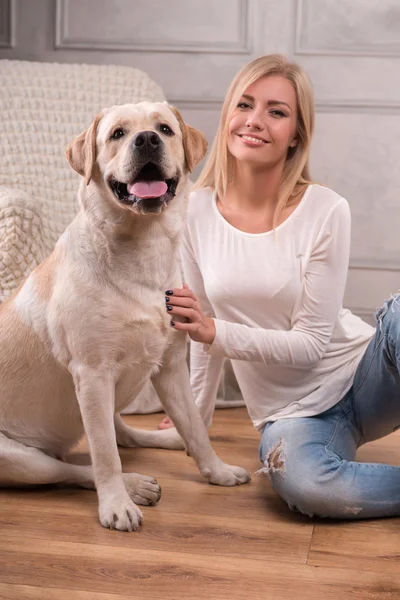 Bella ragazza bionda con Labrador Retriever — Foto Stock