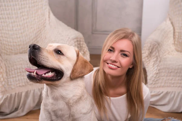 Menina loira bonita com Labrador Retriever — Fotografia de Stock