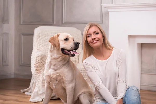 Vacker blond tjej med Labrador Retriever — Stockfoto
