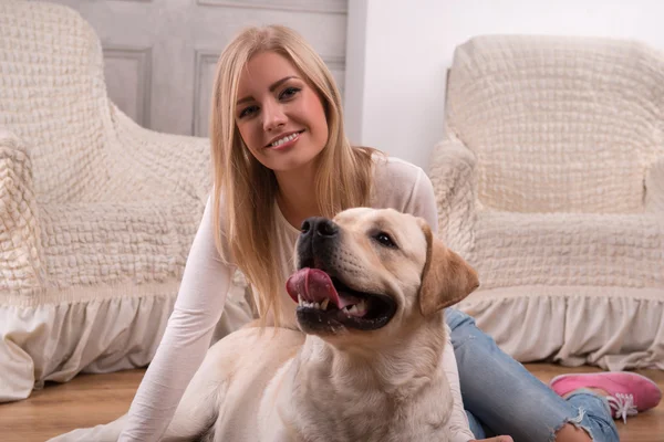 Bella ragazza bionda con Labrador Retriever — Foto Stock