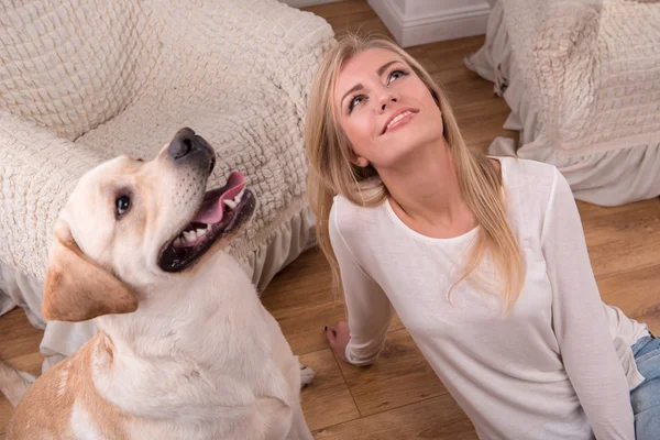 Belle fille blonde avec Labrador Retriever — Photo