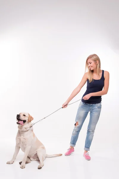 Schöne blonde Mädchen mit Labrador Retriever — Stockfoto