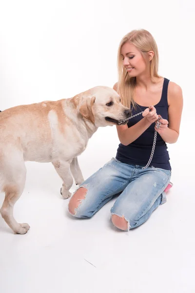 Prachtige blond meisje met Labrador Retriever — Stockfoto