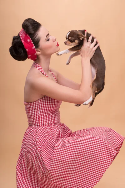 Pretty brunette  girl in retro style — Stock Photo, Image