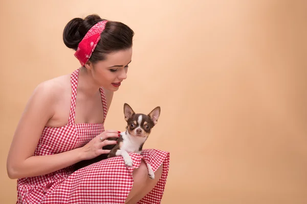 Dość brunetka dziewczynka w stylu retro — Zdjęcie stockowe