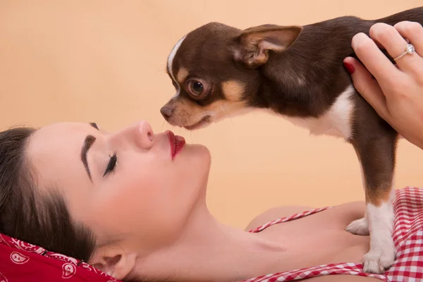 Dość brunetka dziewczynka w stylu retro — Zdjęcie stockowe