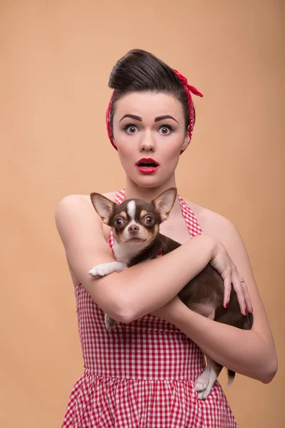 Pretty brunette  girl in retro style — Stock Photo, Image