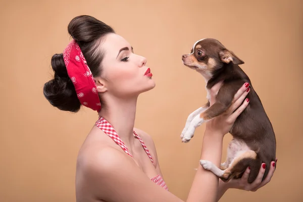 Dość brunetka dziewczynka w stylu retro — Zdjęcie stockowe