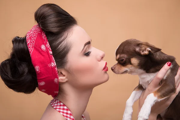 Mooie brunette meisje in retro stijl — Stockfoto