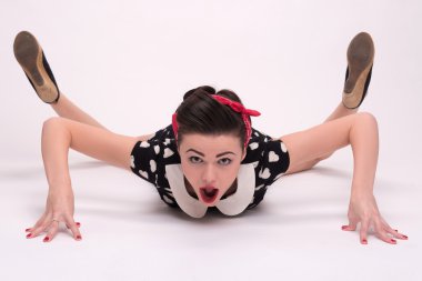 Retro tarzı oldukça esmer kız