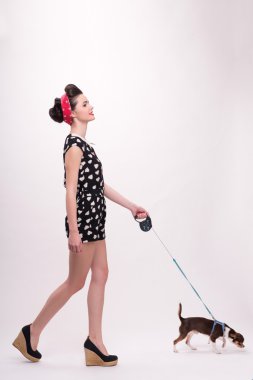 Retro tarzı oldukça esmer kız