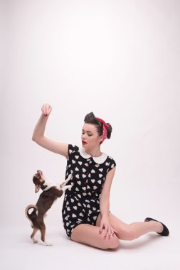 Retro tarzı oldukça esmer kız