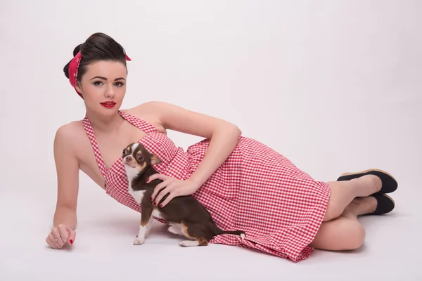 Pretty brunette  girl in retro style — Stock Photo, Image