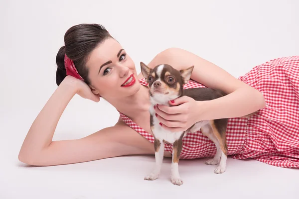 Linda chica morena en estilo retro — Foto de Stock