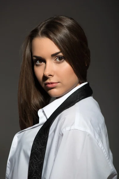 Sexy jonge Kaukasische brunette vrouw — Stockfoto