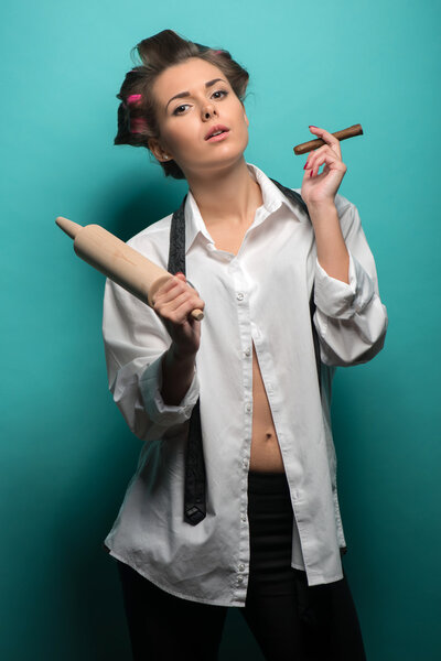 Женщина со скалкой и сигарой
