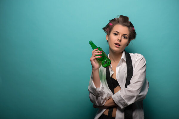 Симпатичная брюнетка с бутылкой пива
