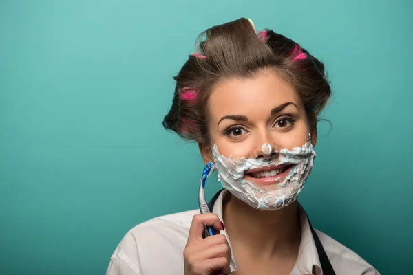 Woman shaving with razor — Stock Photo, Image