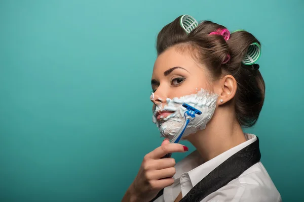 Mujer afeitándose con afeitadora —  Fotos de Stock