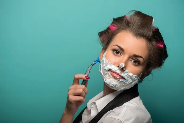 Woman shaving with razor — Stock Photo, Image