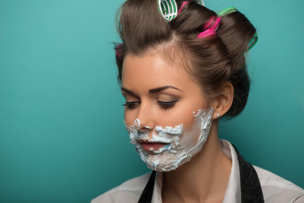 Женщина с пеной на лице
