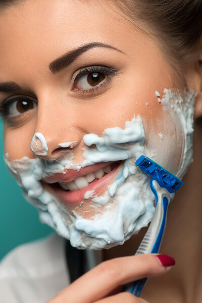 Девушка бреется
