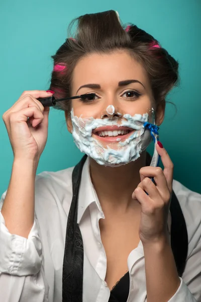 Morena con afeitadora aplicando rímel —  Fotos de Stock