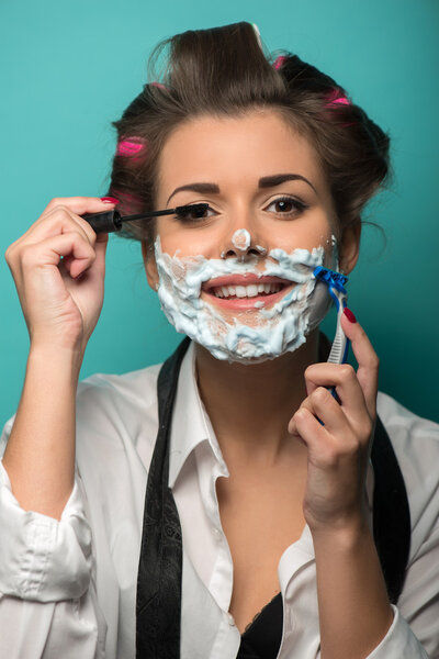 Брюнетка с бритвой нанесения туши
