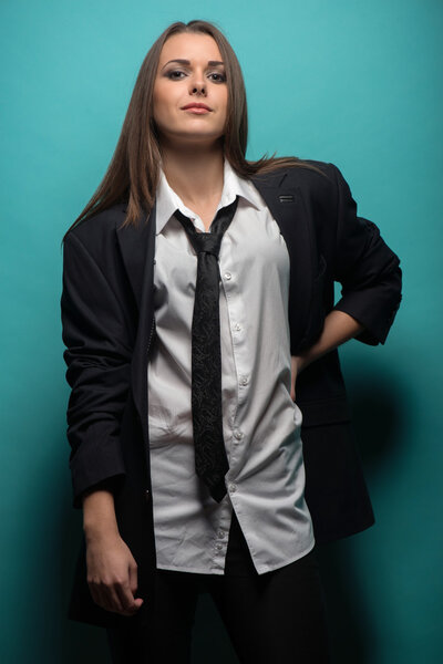 Молодая женщина в костюме
