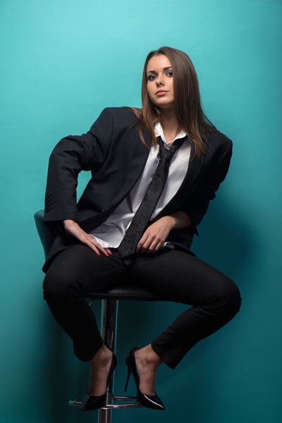 Молодая женщина в костюме
