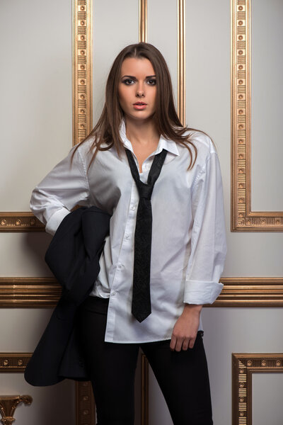 полный портрет молодой сексуальной женщины
