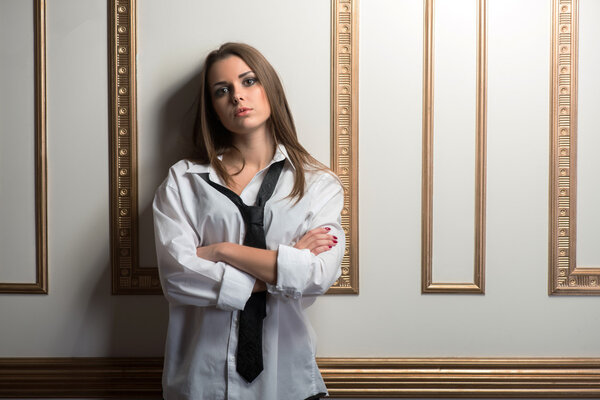 Сексуальная женщина в мужской рубашке
