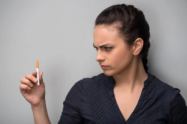 Menina determinada segurando cigarro — Fotografia de Stock