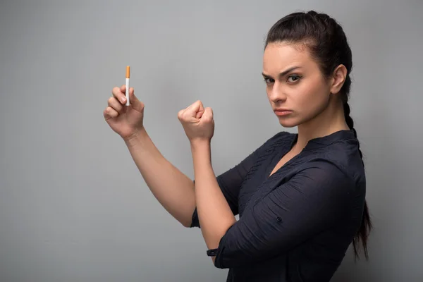 Menina segurando cigarro mostrando punho . — Fotografia de Stock