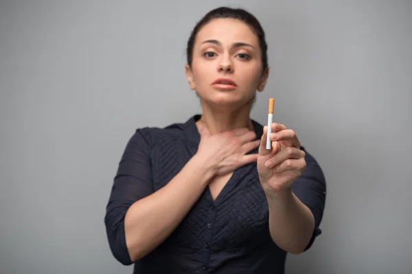 Mulher determinada com cigarro — Fotografia de Stock