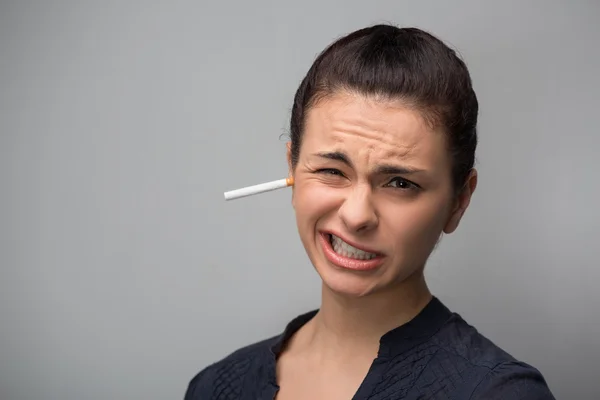 Vrouw met sigaret in het oor — Stockfoto