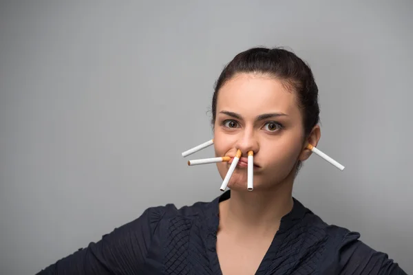 Vrouw met sigaretten — Stockfoto