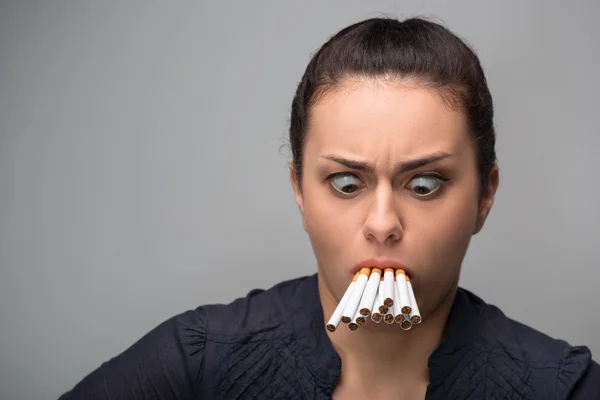 Frau mit Zigaretten — Stockfoto