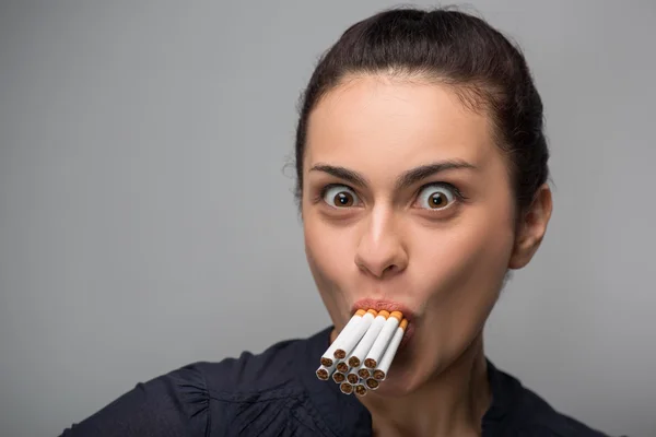 Frau mit Zigaretten — Stockfoto