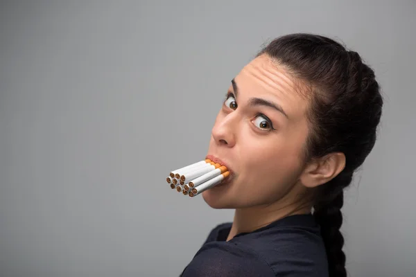 Frau mit Zigaretten — Stockfoto