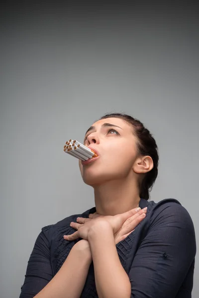 Frau mit Zigaretten. — Stockfoto