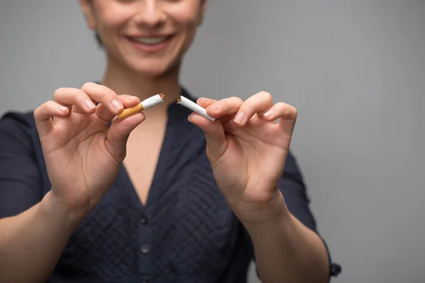 Mulher quebrando cigarros — Fotografia de Stock