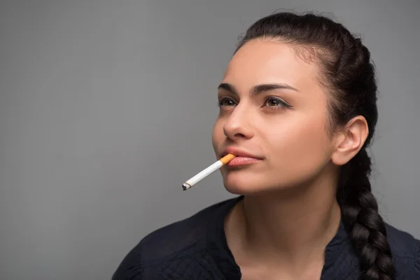 Vrouw die een sigaret rookt — Stockfoto