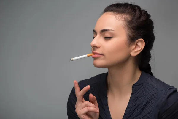 Vrouw die een sigaret rookt — Stockfoto