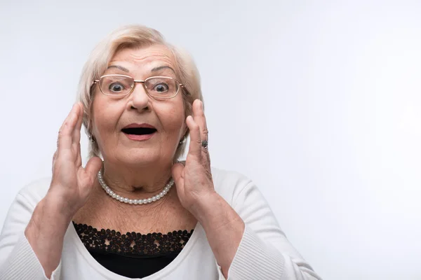 Retrato de la encantadora abuela sorprendida — Foto de Stock