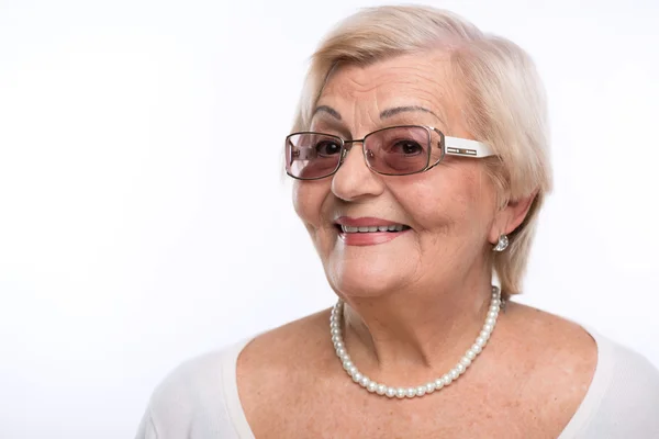 Babcia pozowanie w okulary — Zdjęcie stockowe