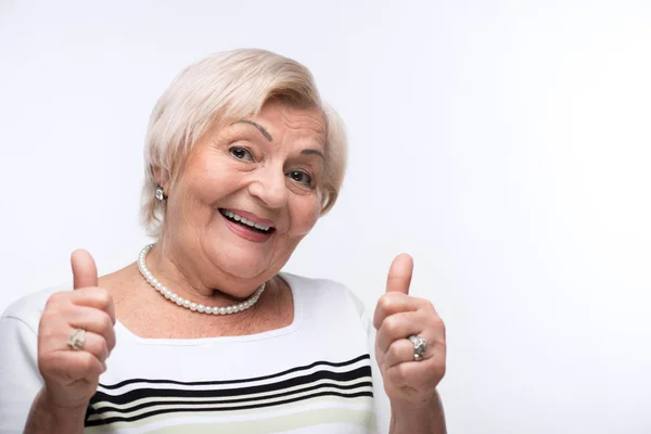 Anziani signora mostrando il pollice in su — Foto Stock