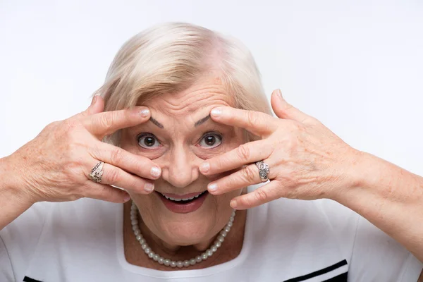 Oudere vrouw sluit haar mond, oren en ogen met handen — Stockfoto